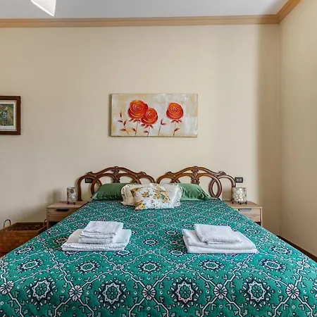 Center, 5 Min From Ferries *