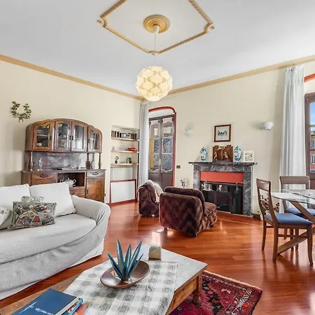 Center, 5 Min From Ferries